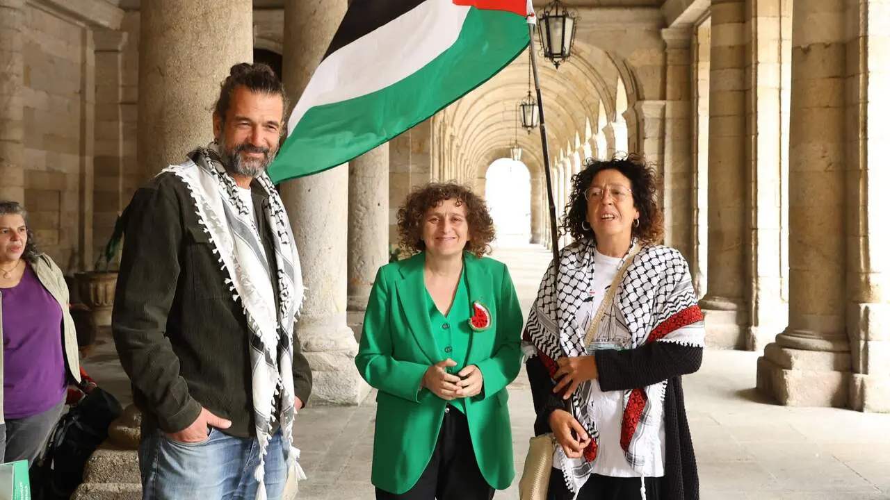 El capitán del Meteque, Manu López; la alcaldesa de Santiago, Goretti Sanmartín, y la abogada Sandra Garrido. ARXINA