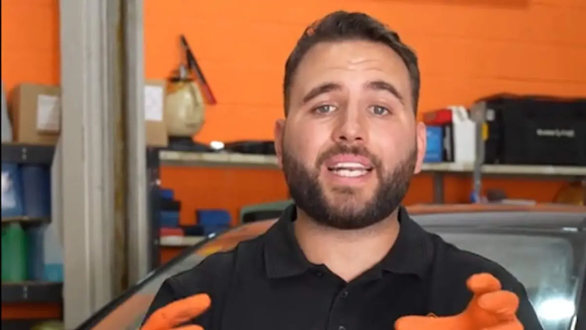 Juan José Ebenezer, mecánico y experto en mantenimiento de coches. INSTAGRAM