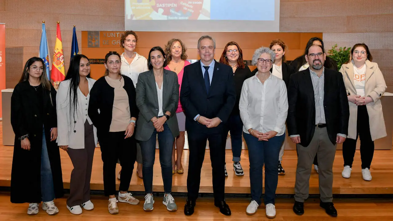 El conselleiro de Sanidade y miembros de Fundación Secretariado Gitano presentaron estudio de salud de la población gitana en Galicia. XUNTA
