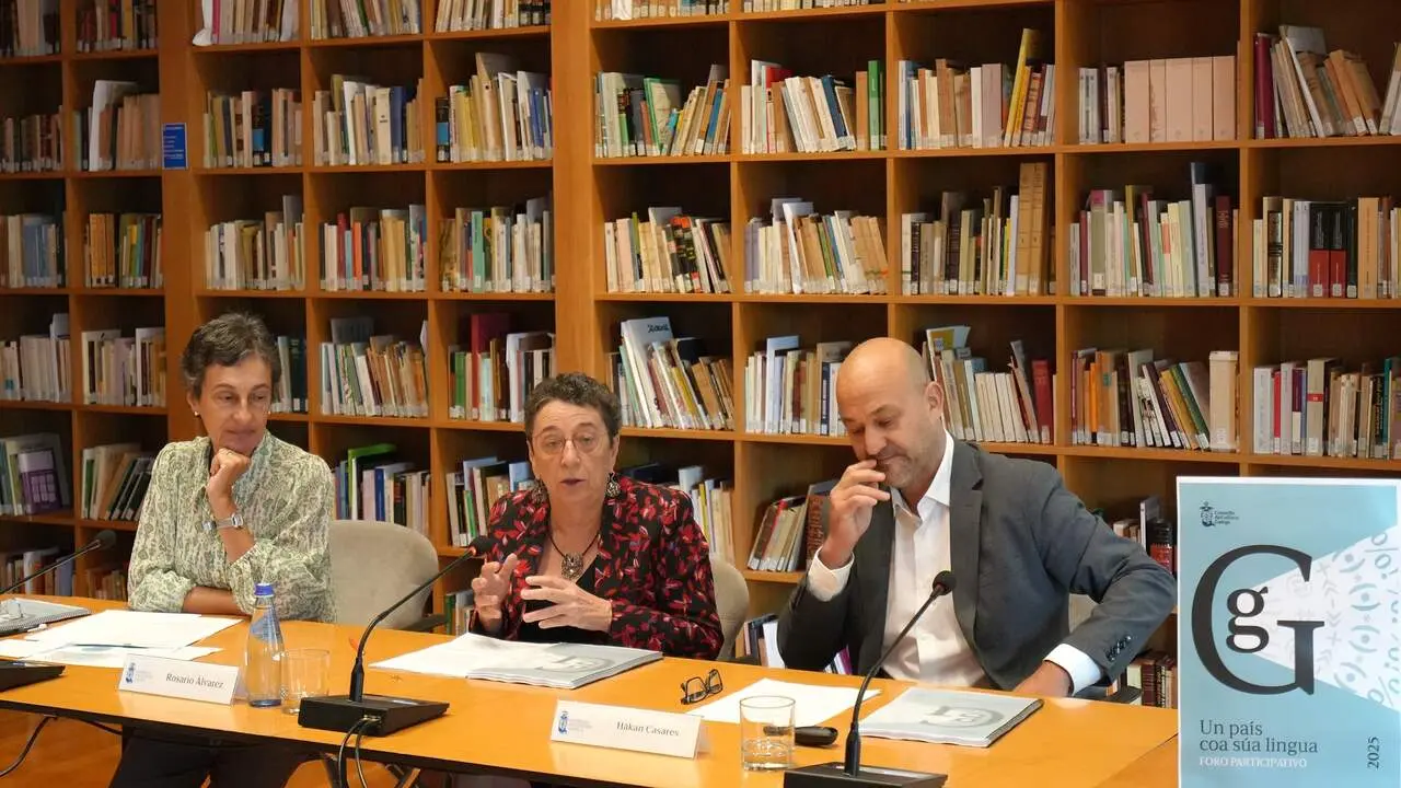 A presidenta do Consello da Cultura Galega, Rosario Álvarez, a vicepresidenta e coordinadora do foro, Dolores Vilavedra, e o Responsable do Observatorio da Cultura Galega, Håkan Casares. CCG