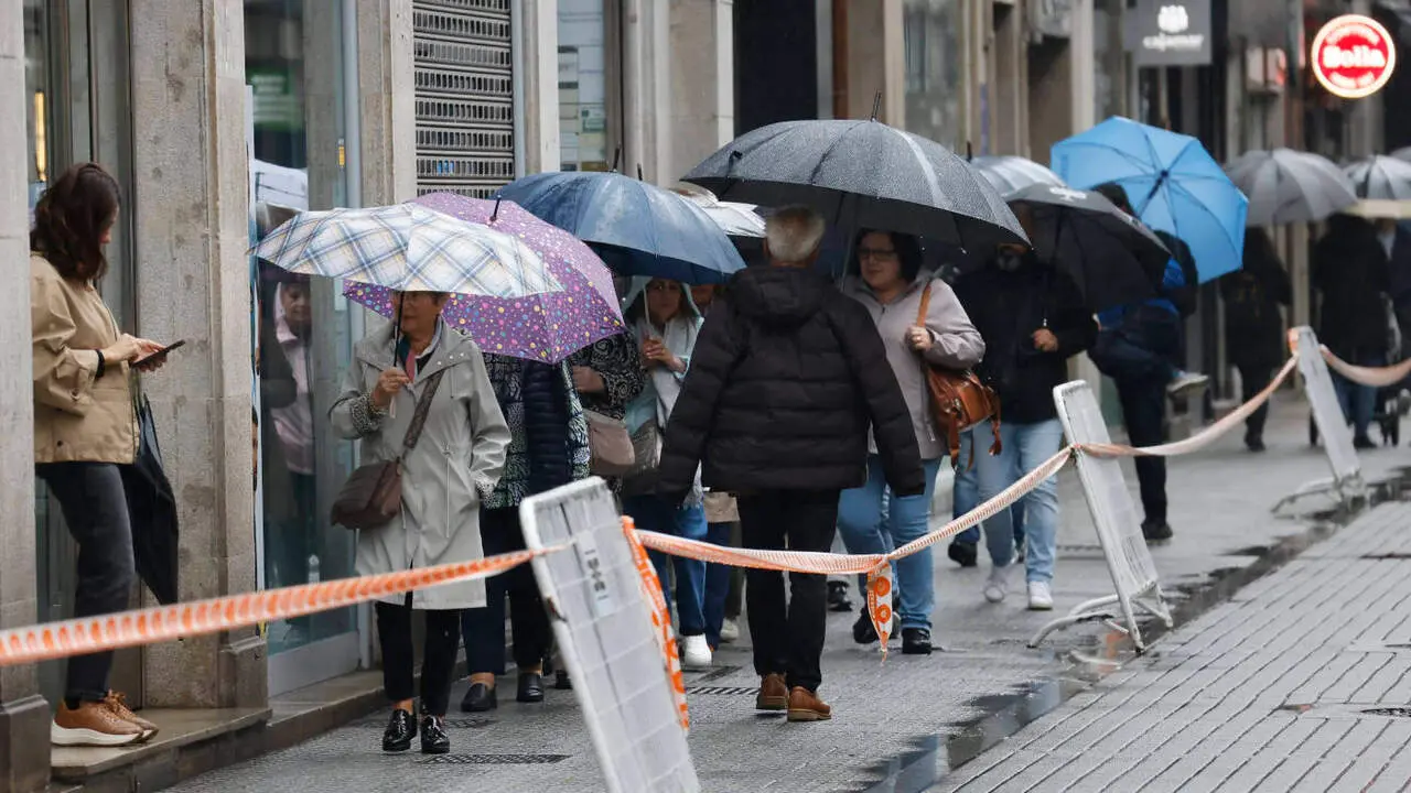 Los paraguas volvieron a las calles de Galicia con la lluvia de este domingo, como en esta de Pontevedra. GONZALO GARCÍA