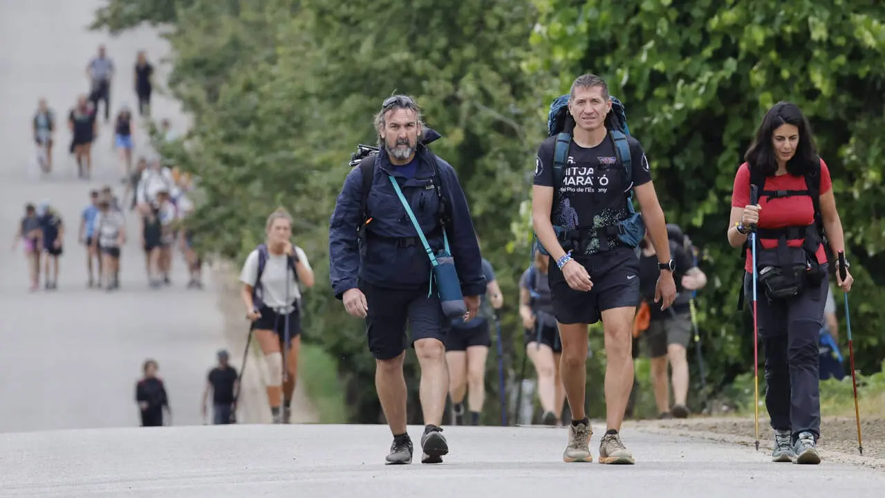 Un grupo de peregrinos haciendo el Camino de Santiago. LAVANDEIRA JR. (EFE)