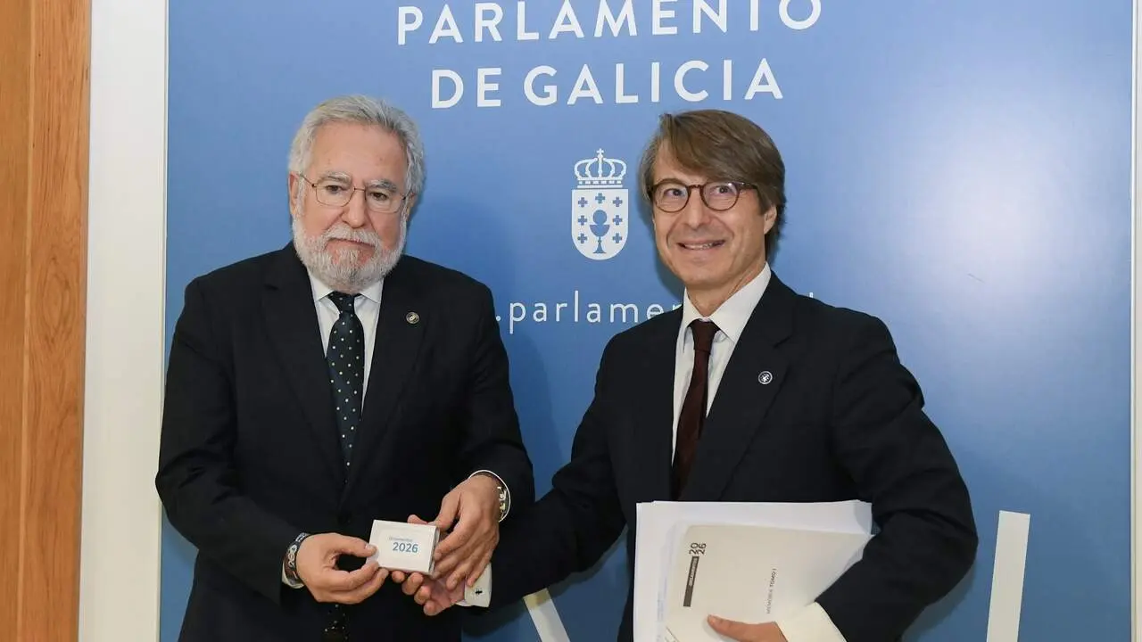El presidente del Parlamento y el conselleiro de Facenda. MÓNICA ARCAY