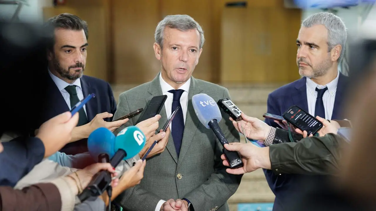 Alfonso Rueda comparece tras la reunión con el presidente de Aena. DAVID CABEZÓN