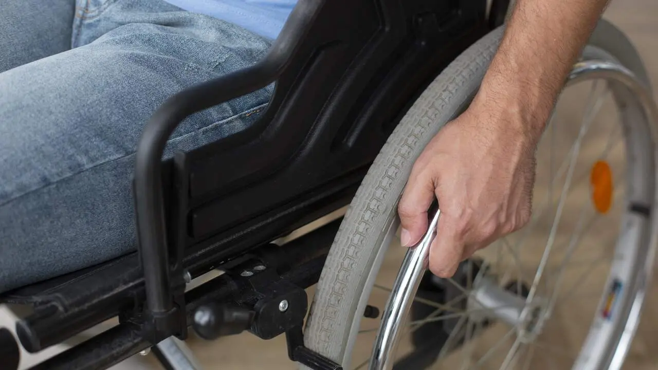 Una persona en silla de ruedas. FREEPIK
