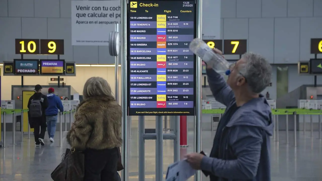 Pasajeros en el aeropuerto de Santiago. NACHO SANTÁS