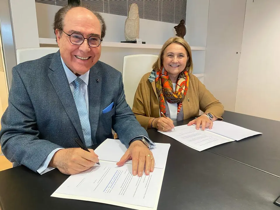 Miguel &Aacute;ngel Escotet firma el protocolo de colaboraci&oacute;n.AFUNDACI&Oacute;N