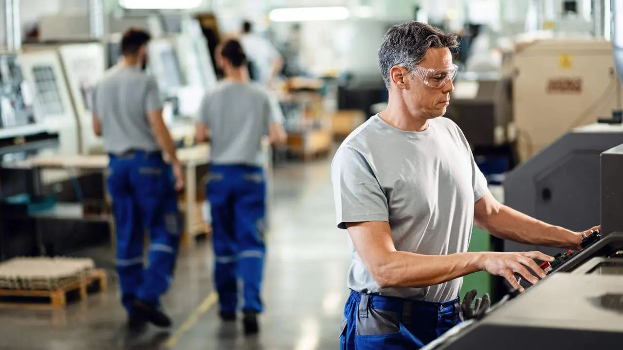 Operarios en una f&aacute;brica. FREEPIK