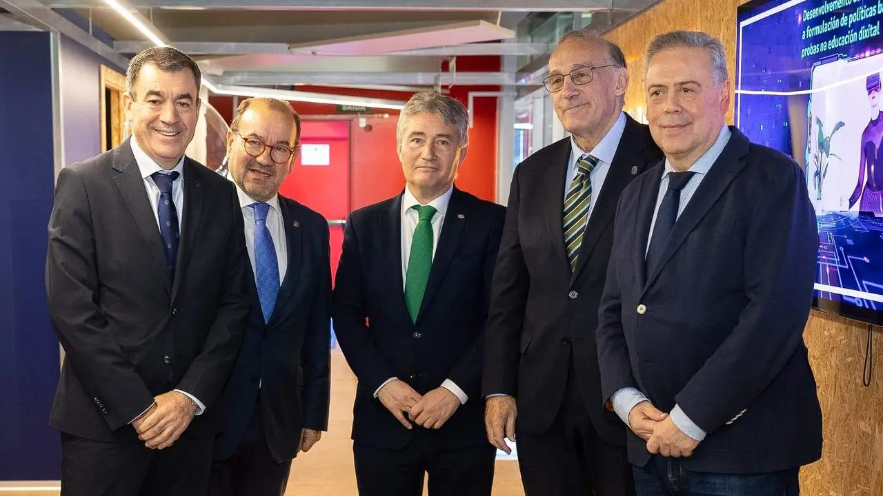 El conselleiro de Educación, Román Rodríguez; el rector de la USC, Antonio López; el rector de la UDC, Ricardo Cao; el rector de la UVigo, Manuel Reigosa, y el conselleiro de Sanidade, Antonio Gómez Caamaño. EP