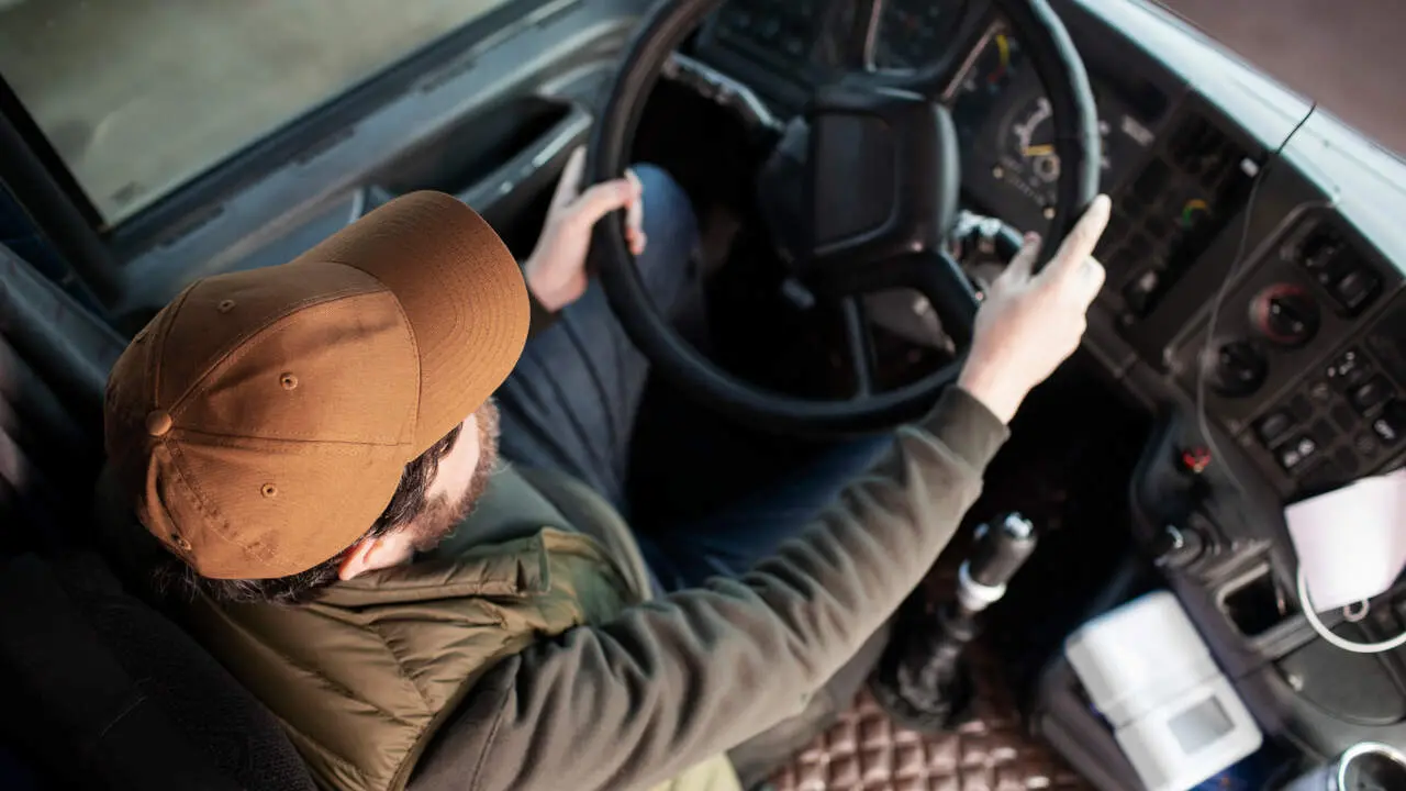 Un hombre conduciendo un cami&oacute;n. FREEPIK
