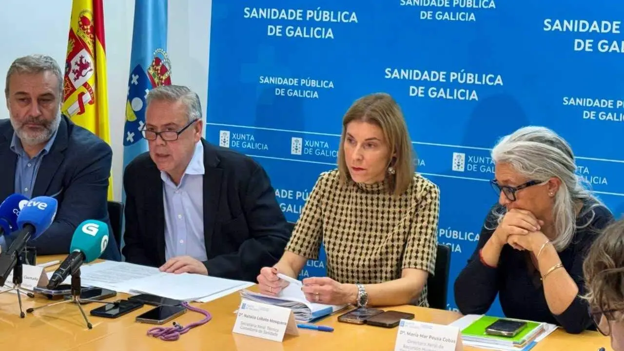 El conselleiro de Sanidade, Antonio G&oacute;mez Caama&ntilde;o, flanqueado por Jos&eacute; Ram&oacute;n Parada Jorgal, Natalia Lobato y Mar Pousa Cobas. EP