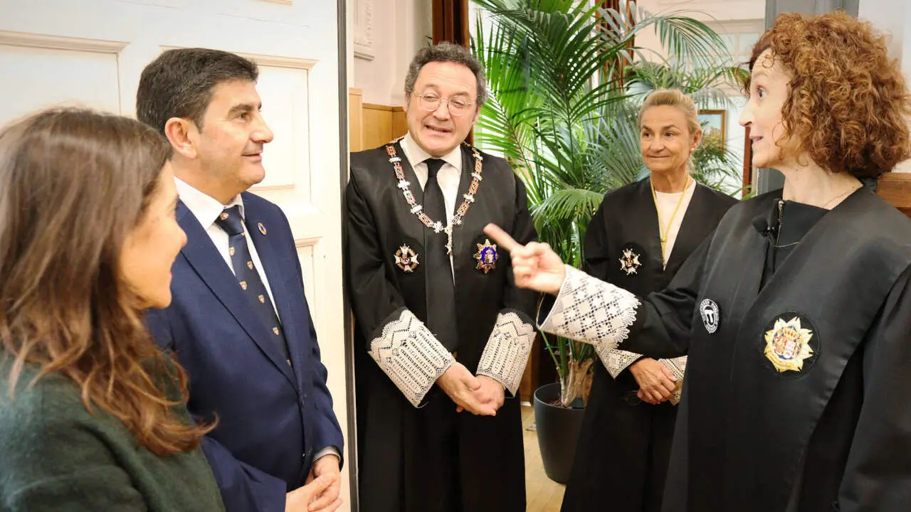 La nueva fiscala superior de Galicia, Carmen Eiró, conversando con Álvaro García Ortiz, el delegado del Gobierno en Galicia y la alcaldesa de A Coruña. EP