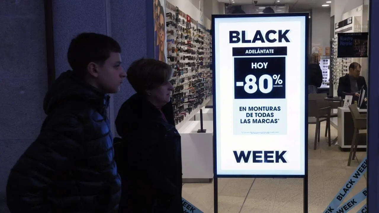 Hay comercios en ciudades como Lugo que ya ofrecen descuentos a diez días para el Black Friday. DAVID FREIRE (DP)