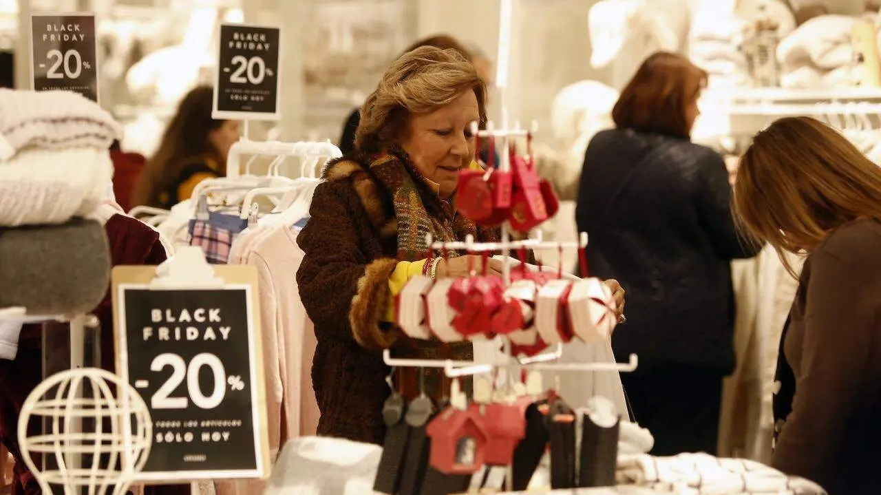 Una mujer, en un establecimiento durante el Black Friday. AEP