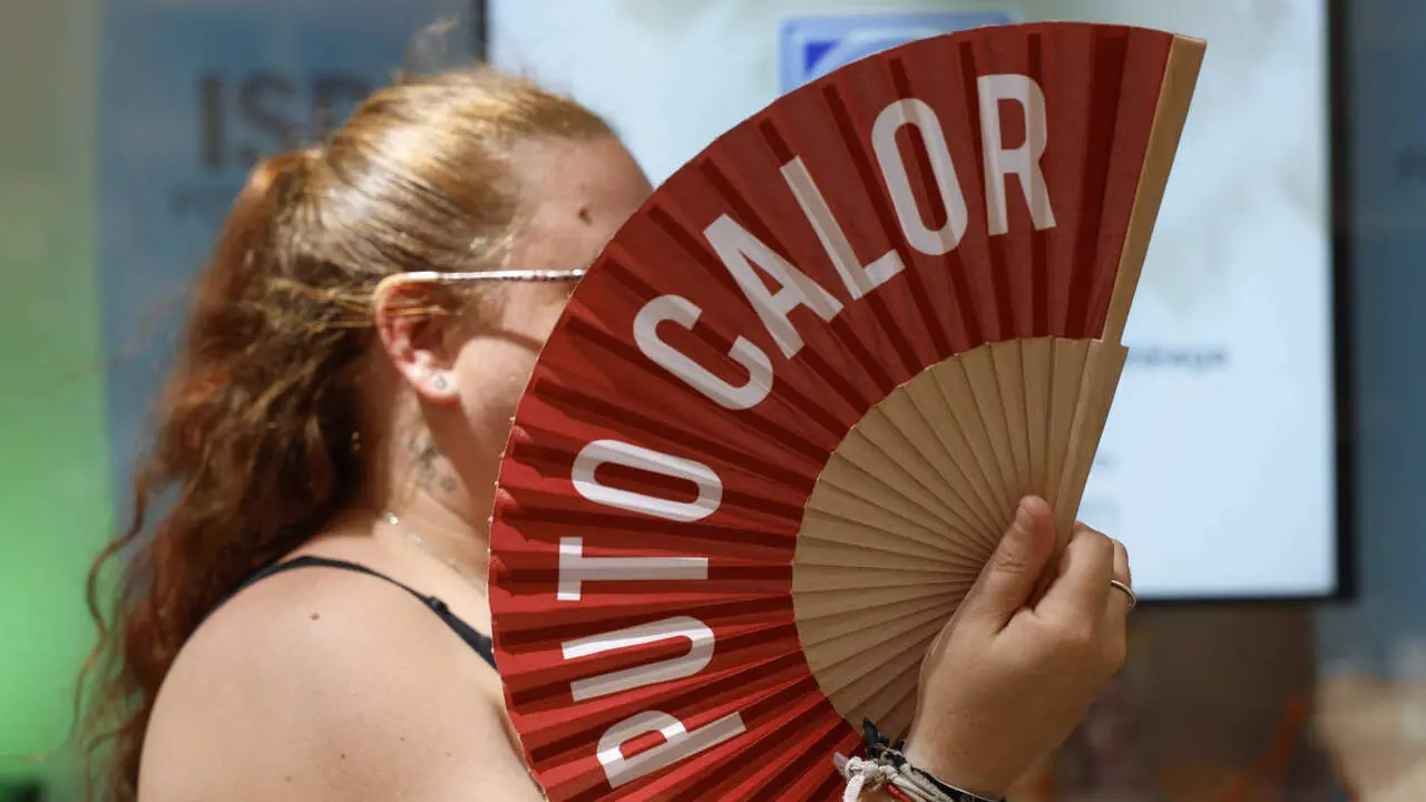 Una mujer se abanica para capear el calor del verano. JORGE ZAPATA (EFE)