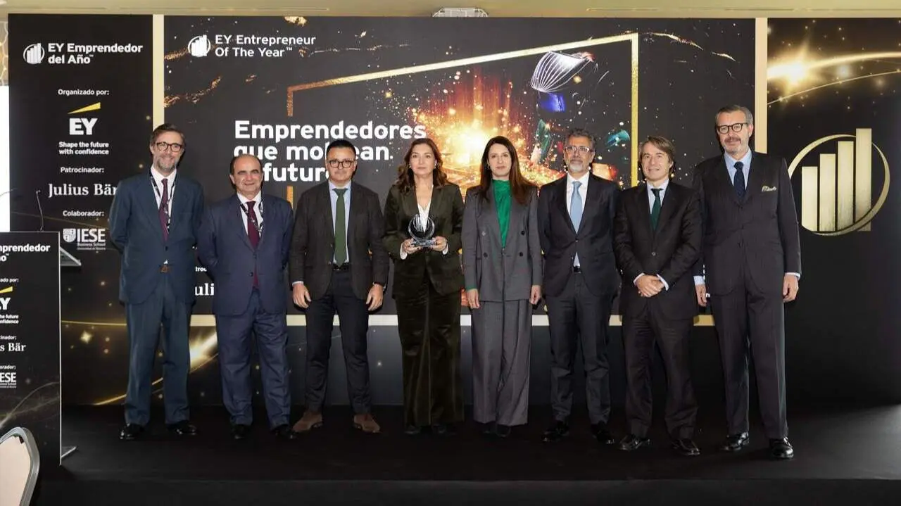 Carmen Lence, flanqueada por los conselleiros de Emprego y Medio Rural, en la entrega del premio. EY