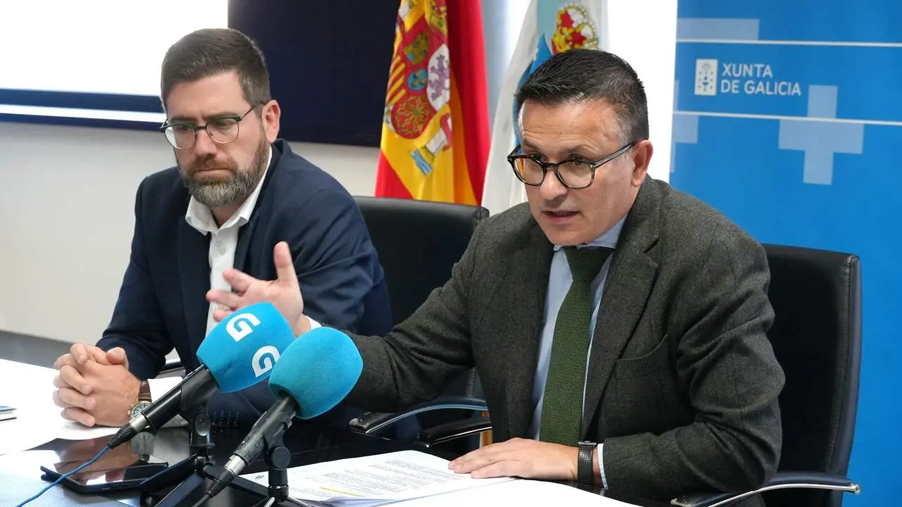 El conselleiro de Emprego, Jos&eacute; Gonz&aacute;lez, acompa&ntilde;ado del secretario xeral de Emprego, Pablo Fern&aacute;ndez. EP