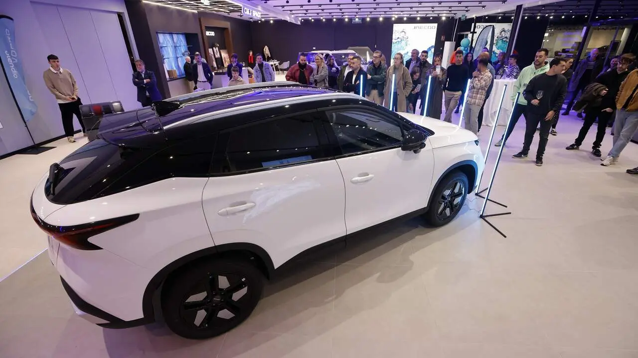 Presentaci&oacute;n del Omoda 5 SHS en el concesionario de la marca en Lugo. XES&Uacute;S PONTE