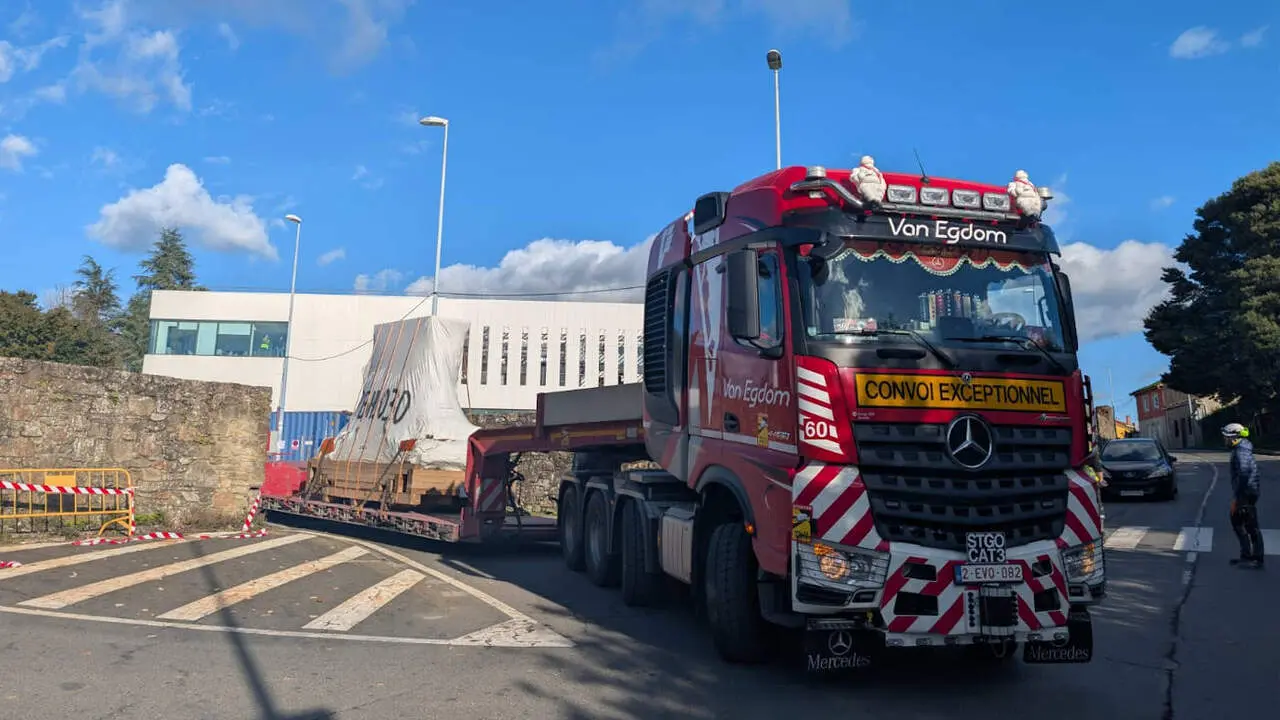 La llegada este s&aacute;bado al Complexo Hospitalario Universitario de Santiago del primer componente de la m&aacute;quina de protonterapia. SERGAS