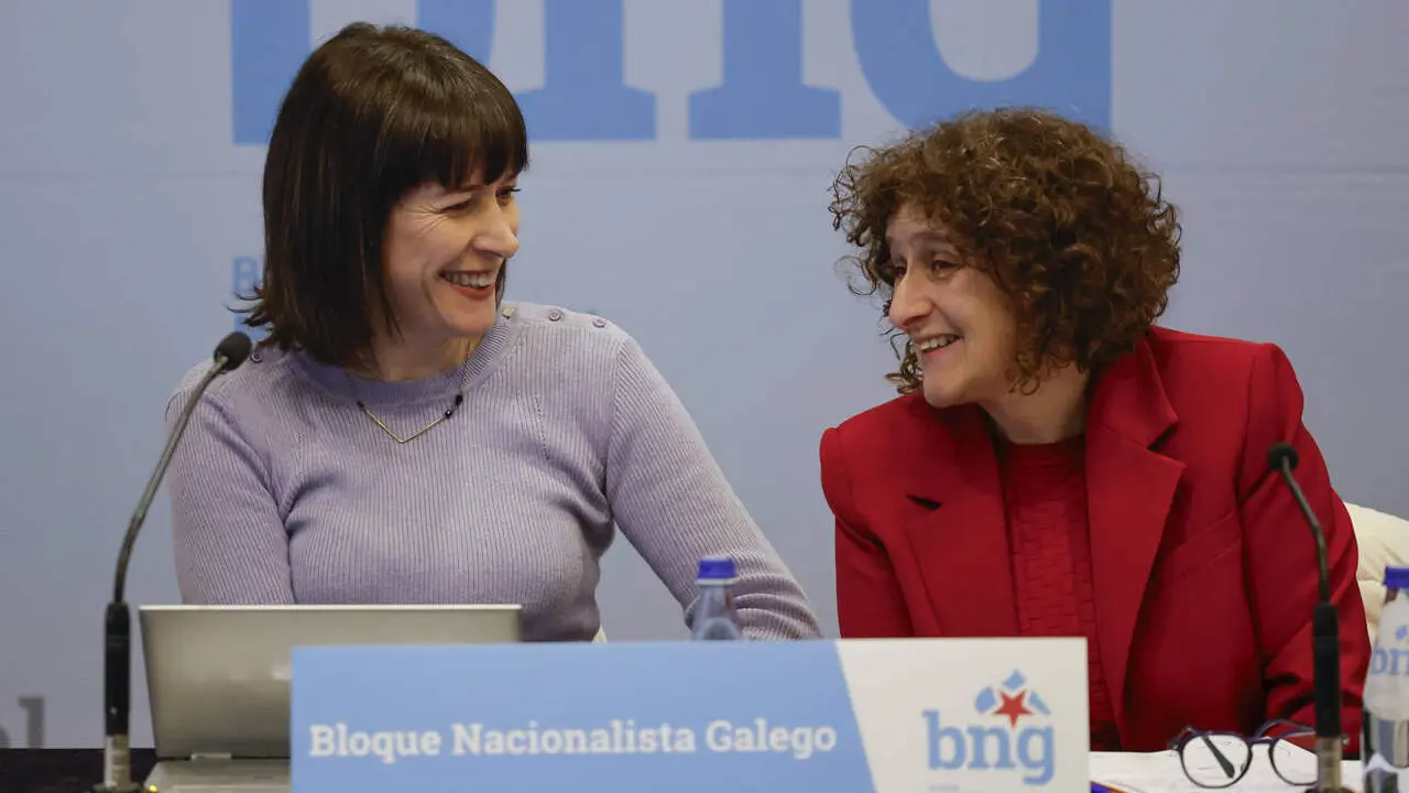 Ana Pont&oacute;n conversa con la alcaldesa de Santiago, Goretti Sanmart&iacute;n, en la reuni&oacute;n del Consello Nacional del BNG. EFE