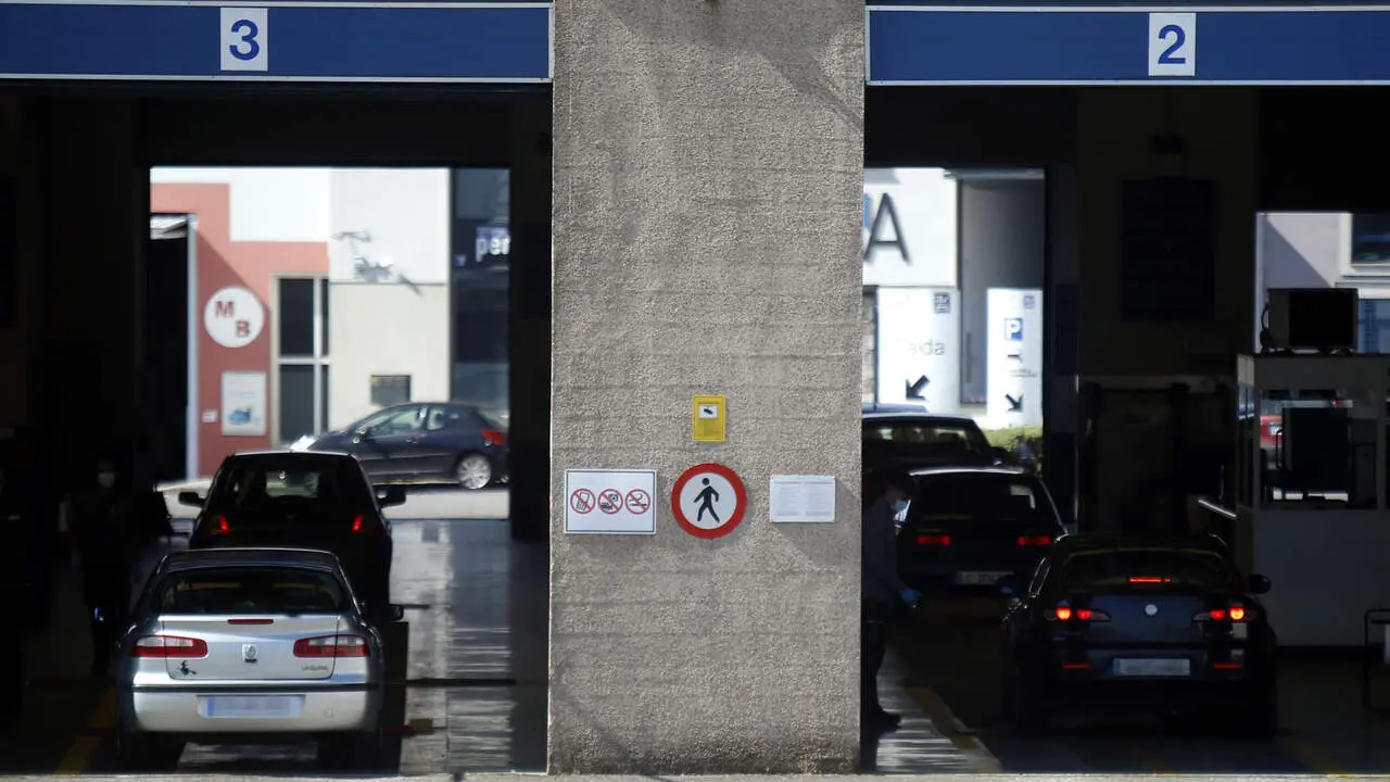 Varios coches pasando la ITV en una estación lucense. VICTORIA RODRÍGUEZ (AEP)