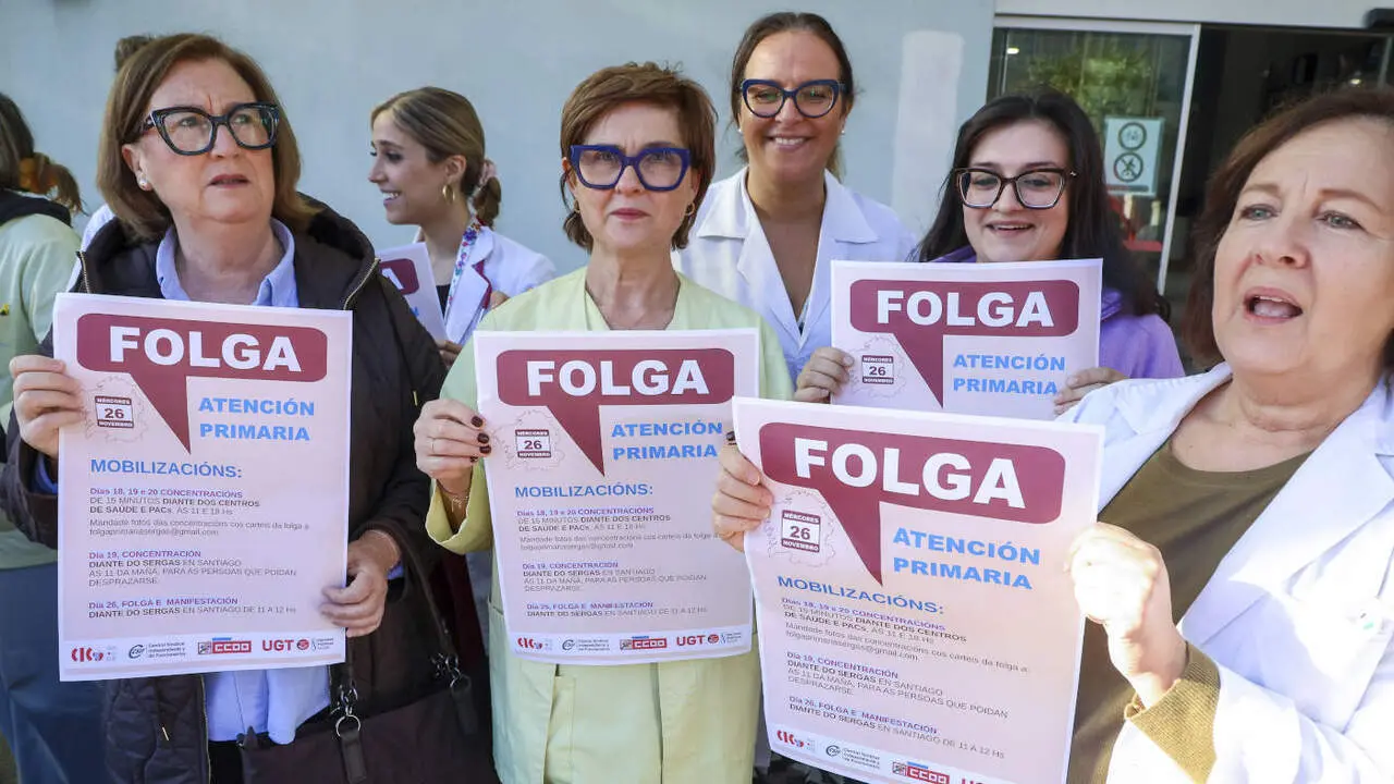 Personal de Atención Primaria del centro de salud Concepción Arenal de Santiago en una concentración previa a la huelga. XOÁN REY.JPG
