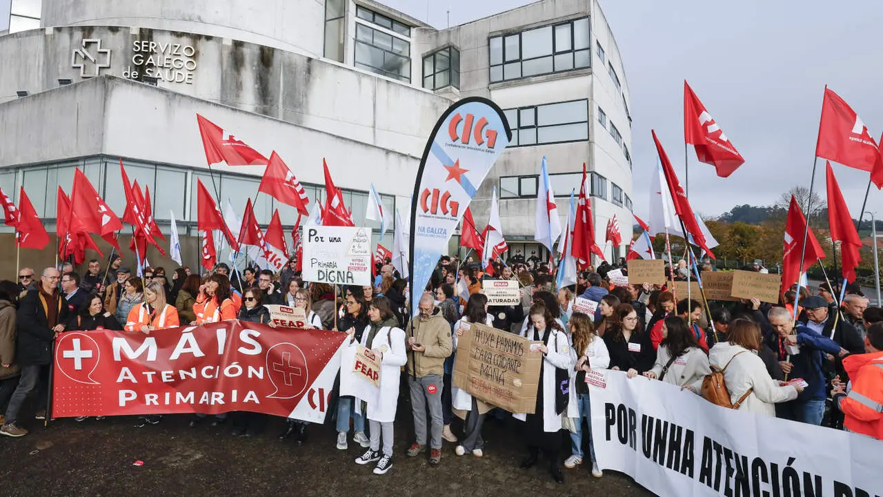 Concentración este miércoles ante la sede del Sergas en Santiago. LAVANDEIRA JR (EFE)