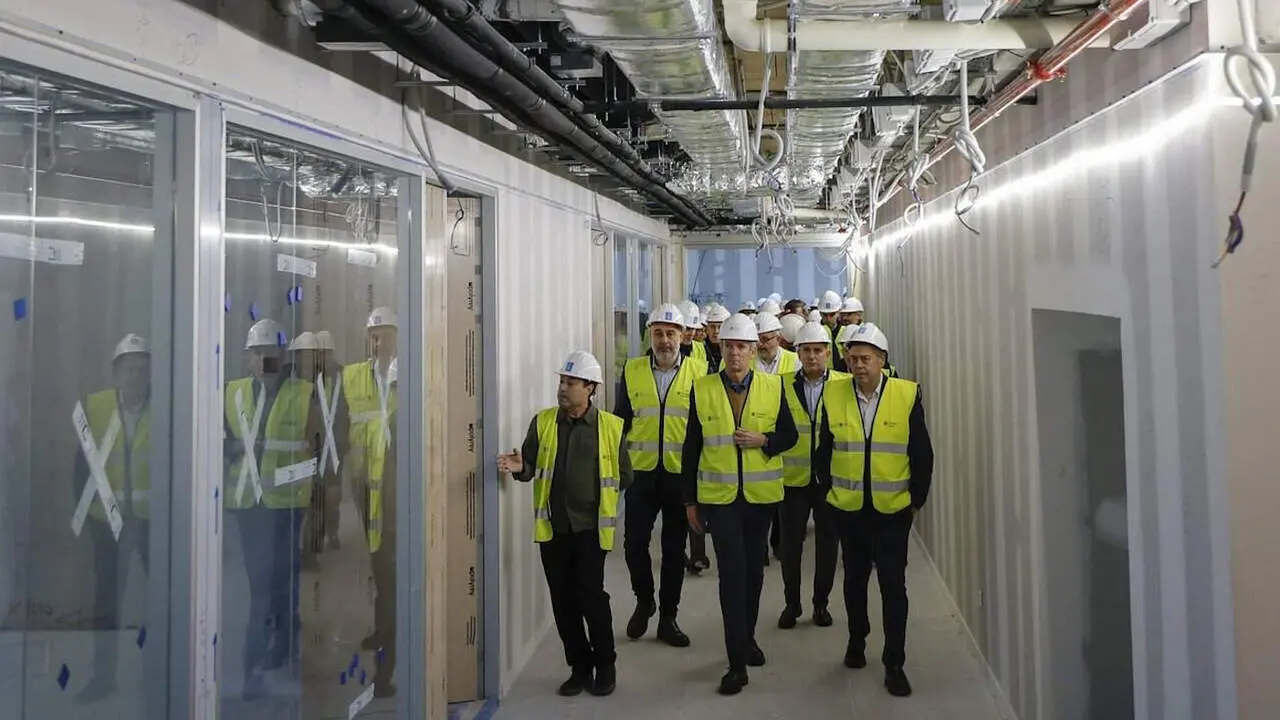 El presidente de la Xunta, este s&aacute;bado en las entra&ntilde;as del centro de protonterapia en Santiago. LAVANDEIRA JR (EFE)