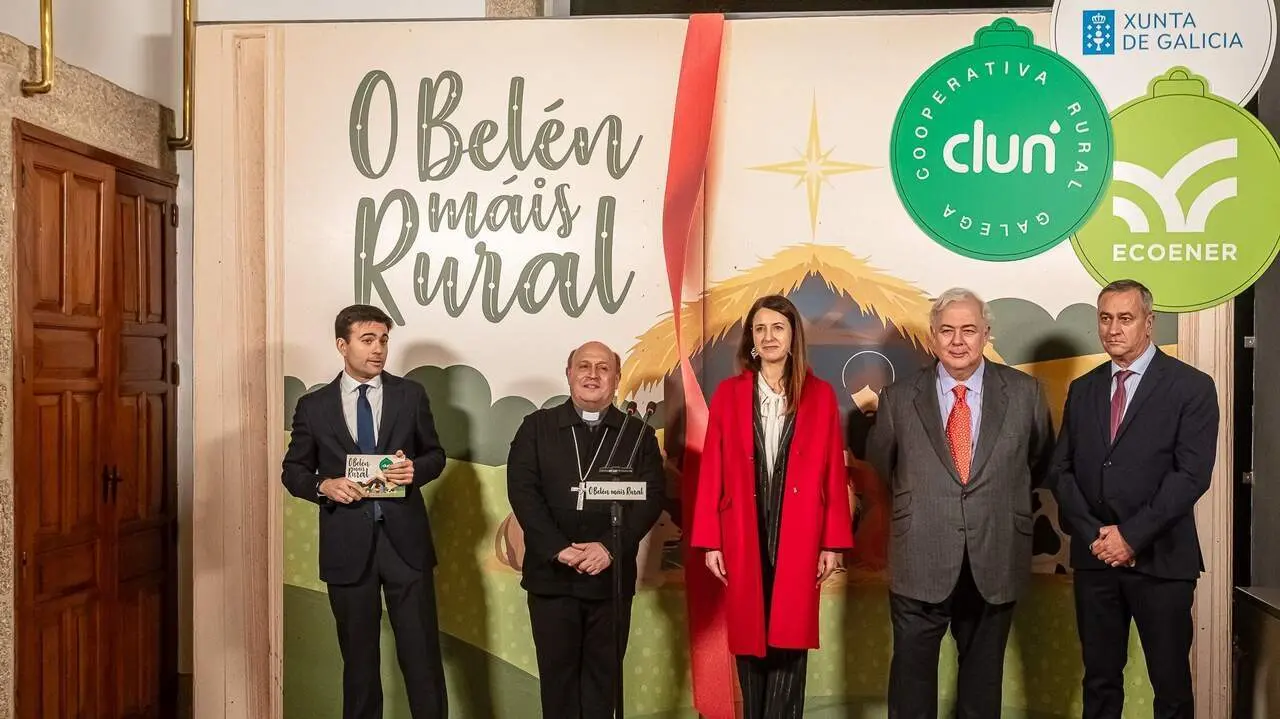 La conselleira de Medio Rural, Mar&iacute;a Jos&eacute; G&oacute;mez, en el cento, este lunes en la presentaci&oacute;n del Bel&eacute;n m&aacute;is rural. LUIS POLO