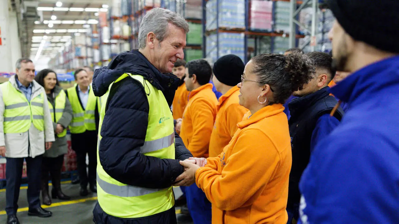 Alfonso Rueda habla con una de las trabajadoras incorporadas por Grupo Gadisa con el programa Retorna Cualifica Emprego. DAVID CABEZ&Oacute;N