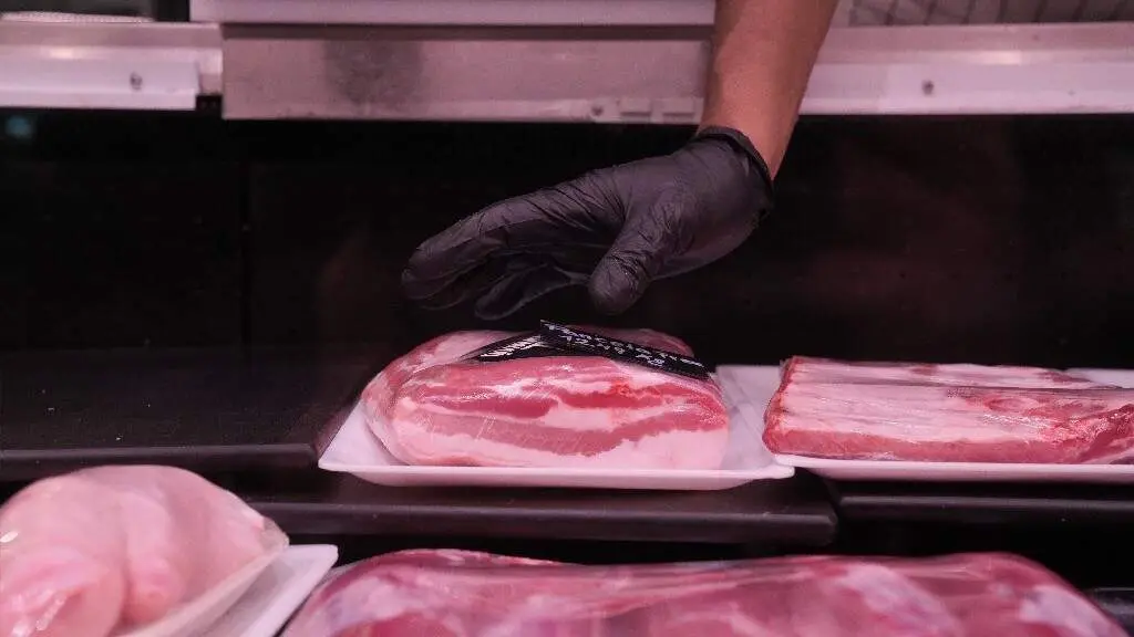 Un carnicero manipula un trozo de panceta. EUROPA PRESS