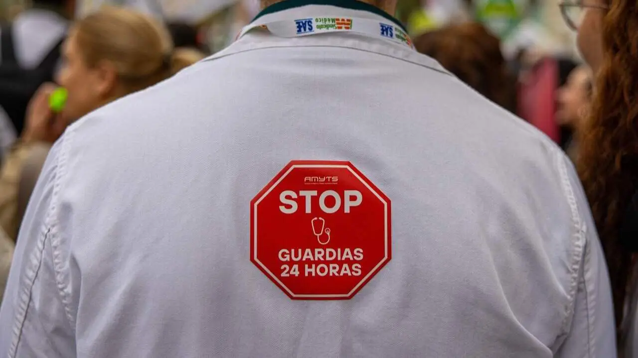 Sanitario en una movilizaci&oacute;n contra el nuevo Estatuto Marco. EFE