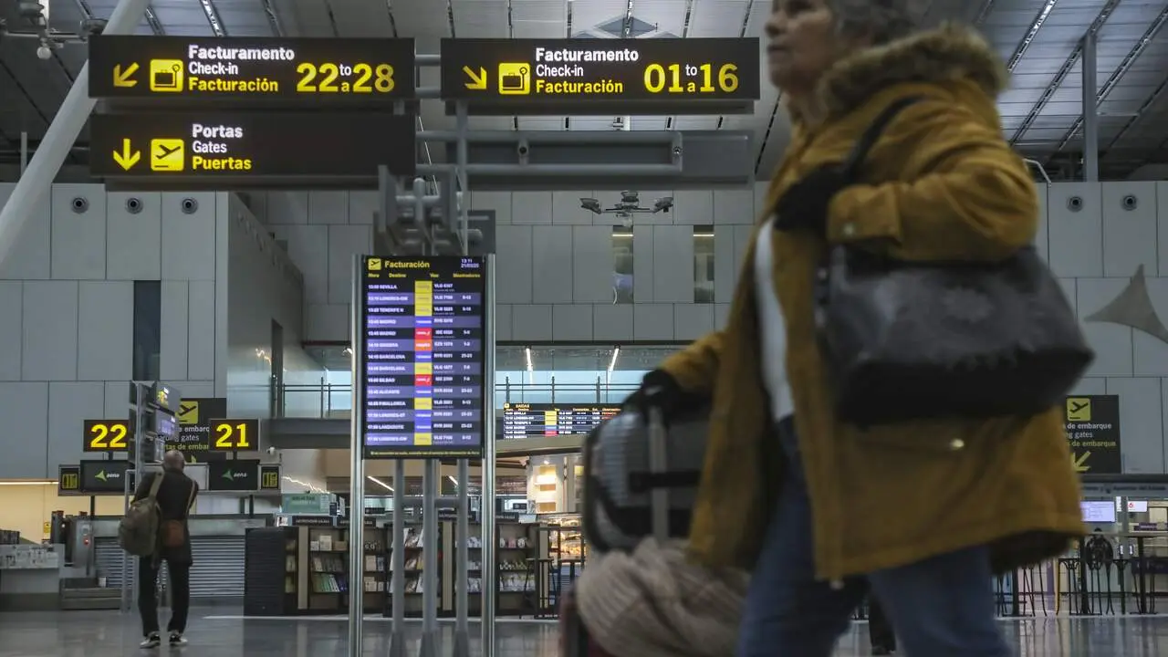 Pasajeros en Lavacolla.AGN