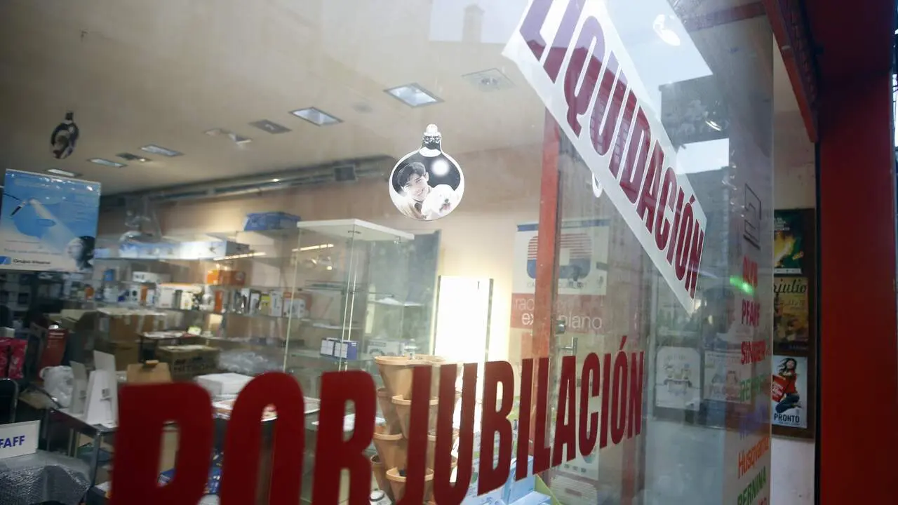 ESCAPARATE DE LA TIENDA DE ELECTRODOMÉSTICOS GAYOSO EN LA RUA NOVA DE LUGO, CON LOS CARTELES DE LIQUIDACIÓN POR JUBILACIÓN