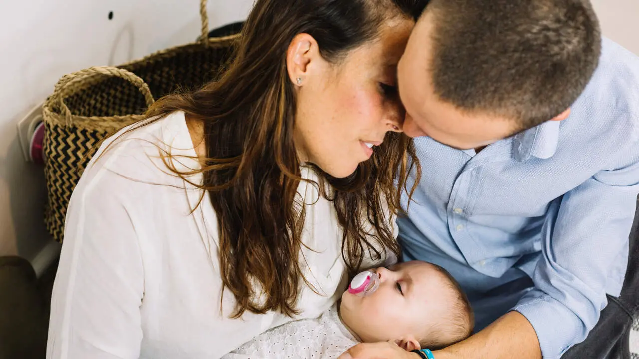 Padres con un bebé durmiendo. FREEPICK