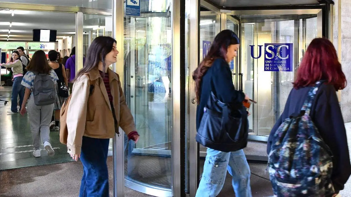 Estudiantes entrando a la Facultade de Filoloxía de la Universidade de Santiago. USC