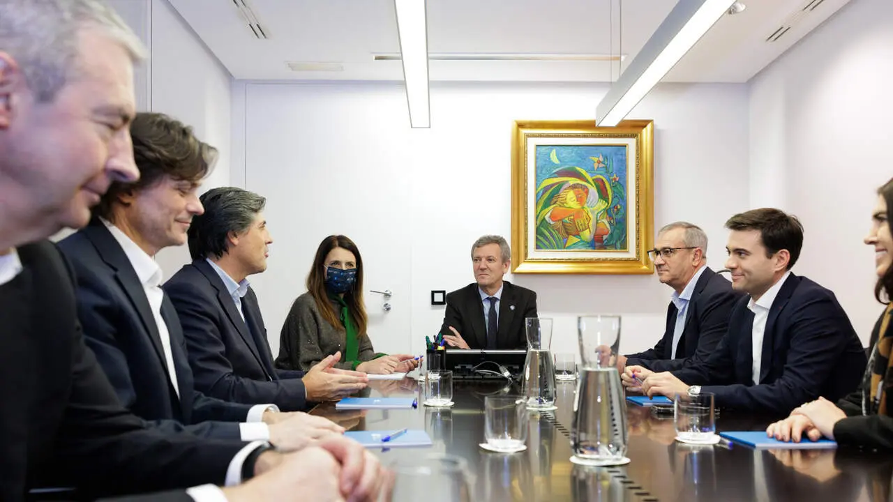 Alfonso Rueda y Maria José Gómez se reunieron este jueves con responsables de Clun y Leche Celta. DAVID CABEZÓN