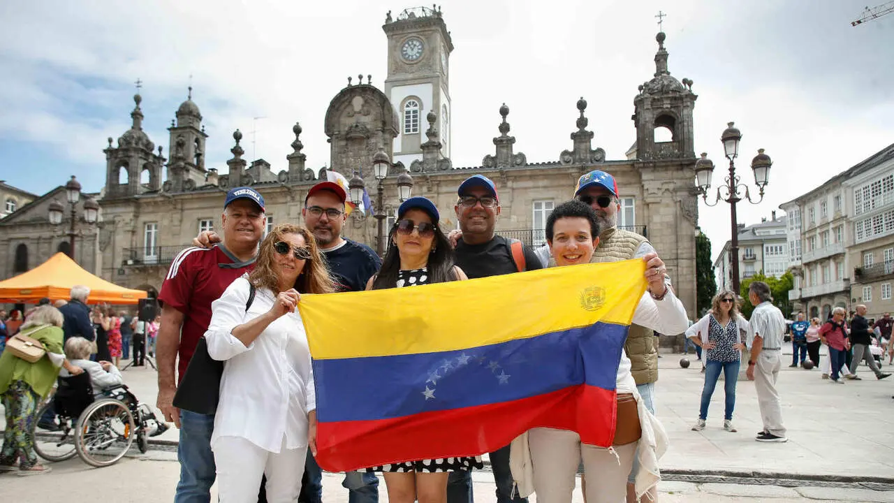 Unos inmigrantes de Venezuela en la Praza Maior de Lugo. CARLOS CASTRO