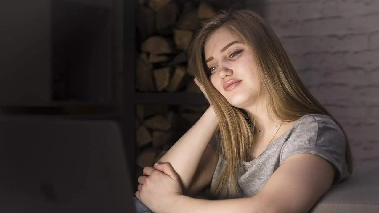 Una joven triste mirando la pantalla de un ordenador. FREEPIK.