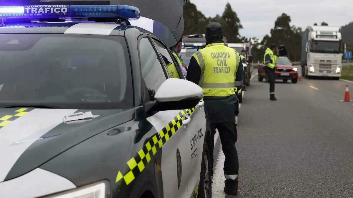 Un control de la Guardia Civil en la A-8 entre Ribadeo y Barreiros. JM ALVEZ