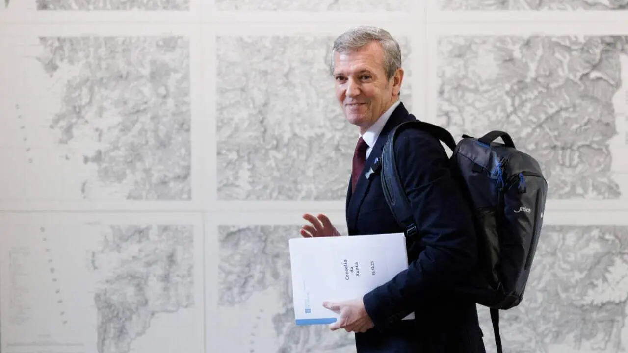 Alfonso Rueda, de camino a la reuni&oacute;n del Consello da Xunta de este lunes. DAVID CABEZ&Oacute;N