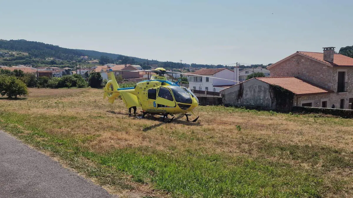 El helic&oacute;ptero medicalizado con base en Santiago, durante un servicio en Silleda. @HELICOSANTIAGO