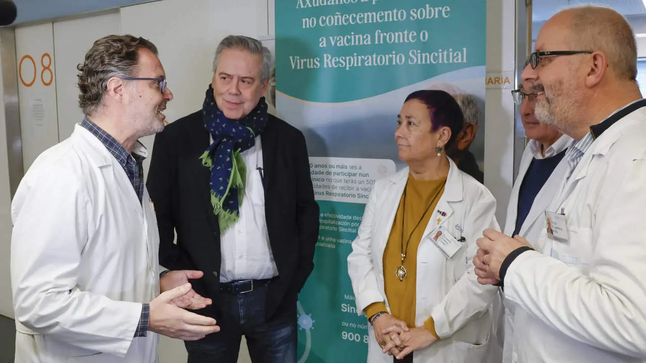 El conselleiro de Sanidade afirm&oacute; que se ha superado el pico de la gripe en su visita al Hospital Cl&iacute;nico de Sanitago. EFE