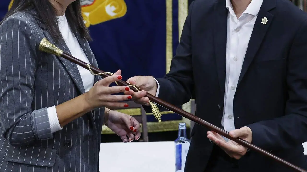 Traspaso simb&oacute;lico del bast&oacute;n de mando tras una moci&oacute;n de censura. EFE