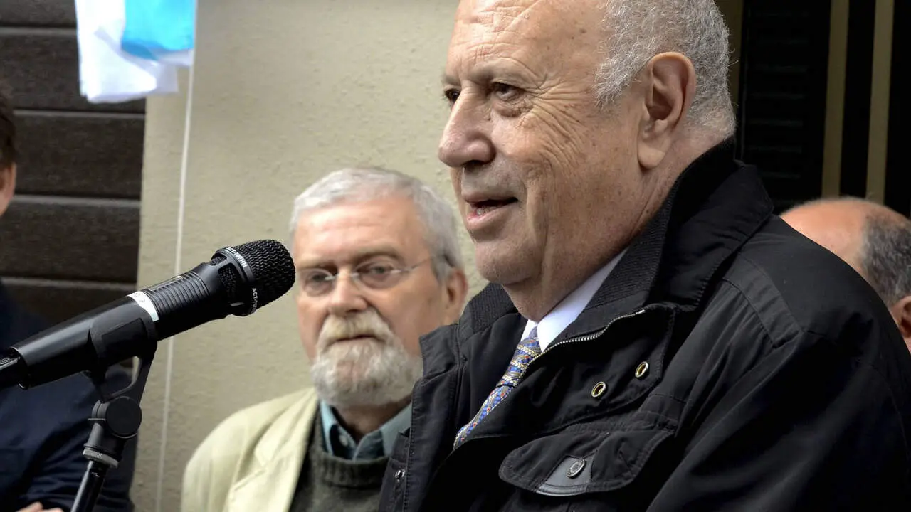 Lu&iacute;s Ferreiro Loredo, fillo de Celso Emilio Ferreiro, nun acto xunto a Xos&eacute; Luis M&eacute;ndez Ferr&iacute;n. AEP