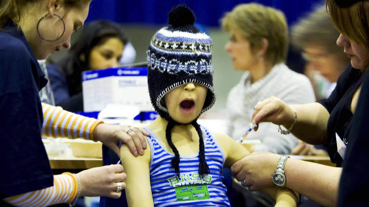 Un ni&ntilde;o se queja de los pinchazos durante una jornada de vacunaci&oacute;n masiva contra el t&eacute;tanos. ROBIN UTRECHT (EFE)