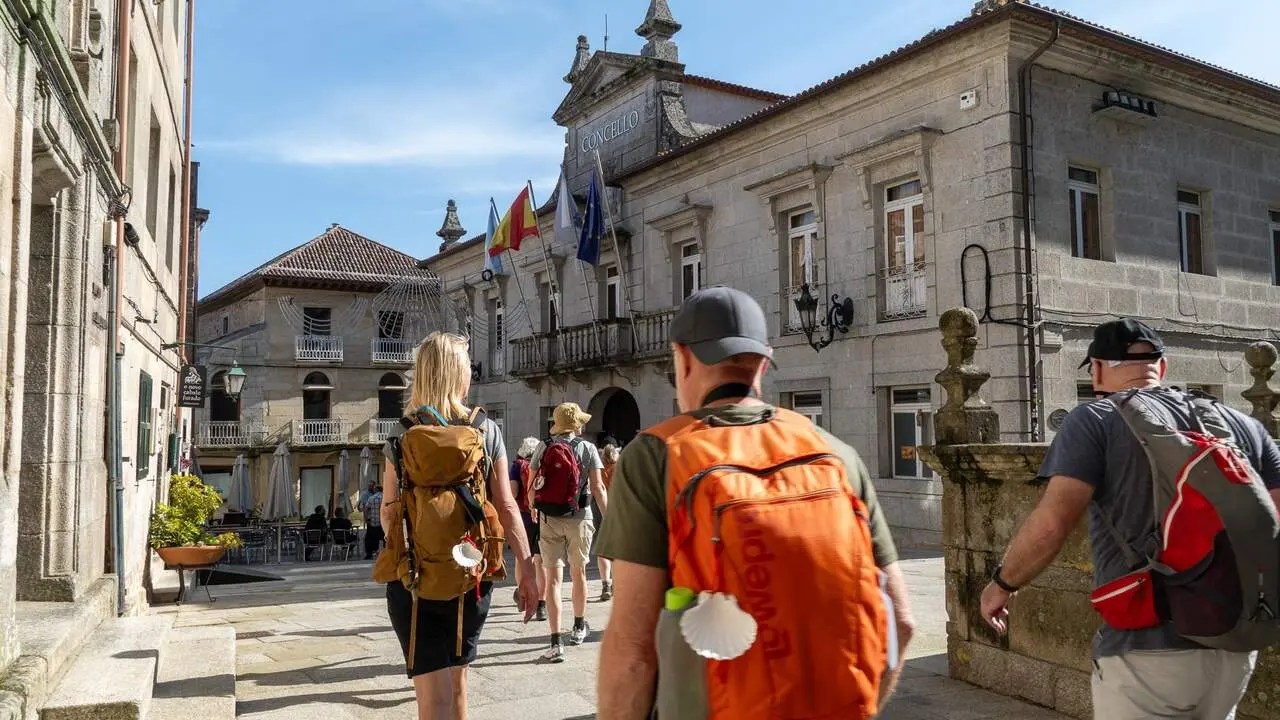 Peregrinos a su llegadas a la plaza presidida por la sede del Concello de Tui. AEP