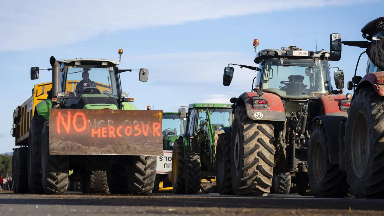 Una protesta en Girona contra el acuerdo entre la UE y Mercosur. DAVID BORRAT (EFE)