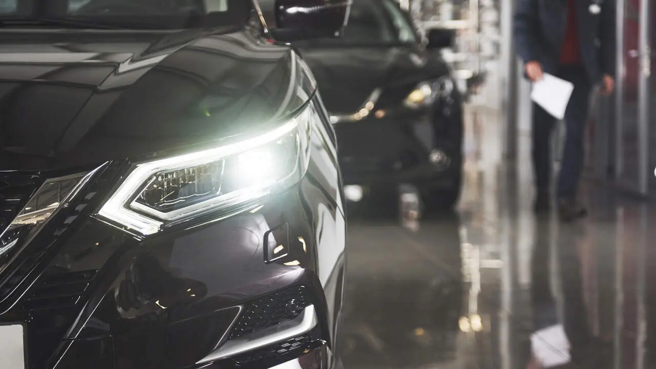 Coches en un concesionario. FREEPICK