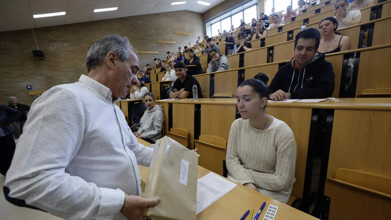 Estudiantes a punto de enfrentarse a la Proba de Avaliaci&oacute;n de Bacharelato para o Acceso &aacute; Universidade (PAU) en la Facultade de Administraci&oacute;n e Direcci&oacute;n de Empresas de Lugo. VICTORIA RODR&Iacute;GUEZ